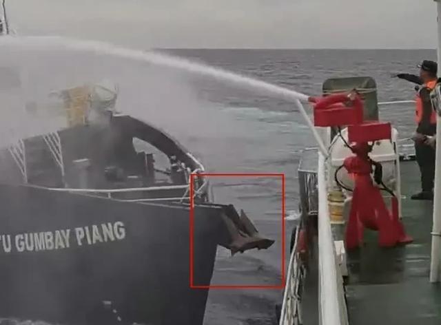 菲律宾玩阴的，公务船加装“铁冲角”，就是冲着撞坏我海警船来的。菲律宾有备而来，1