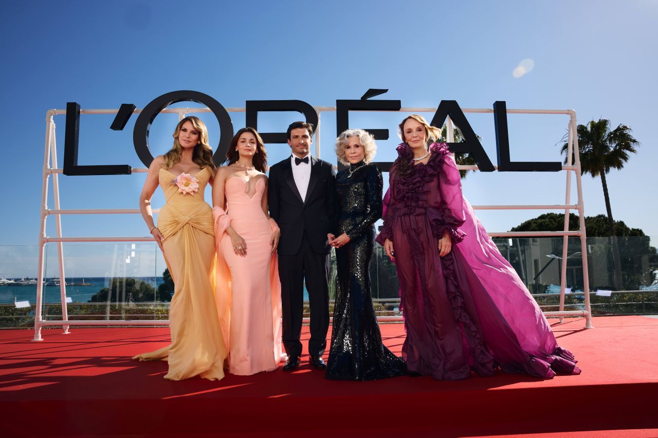 L’Oréal 更新塞恩斯戛纳红毯相关戛纳开幕式欧莱雅代言人合影（超模Heidi
