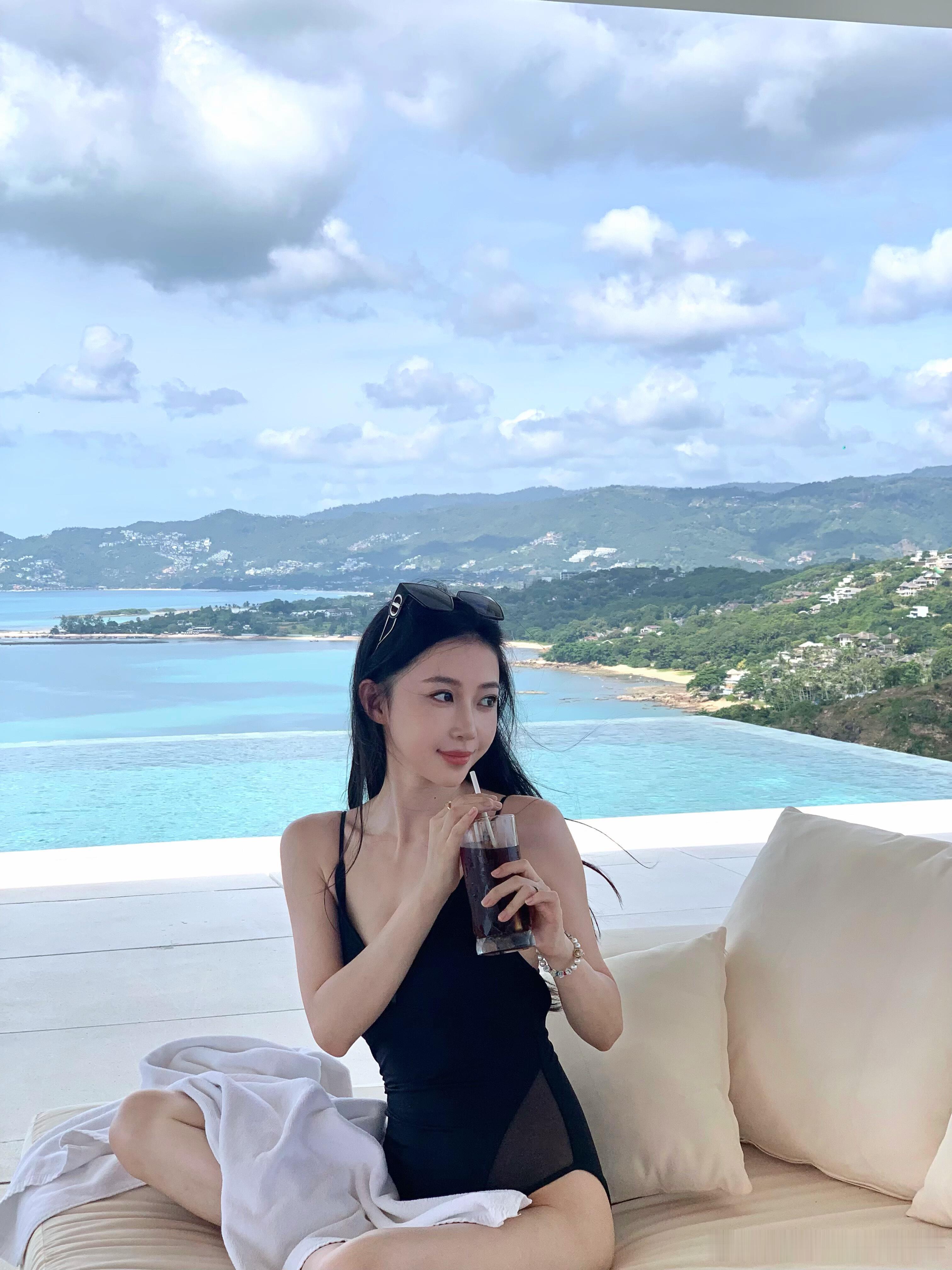 潘玮柏老婆泳装照潘玮柏老婆晒泳装照 潘玮柏老婆晒泳装照，穿黑色连身泳装凸现白皙皮