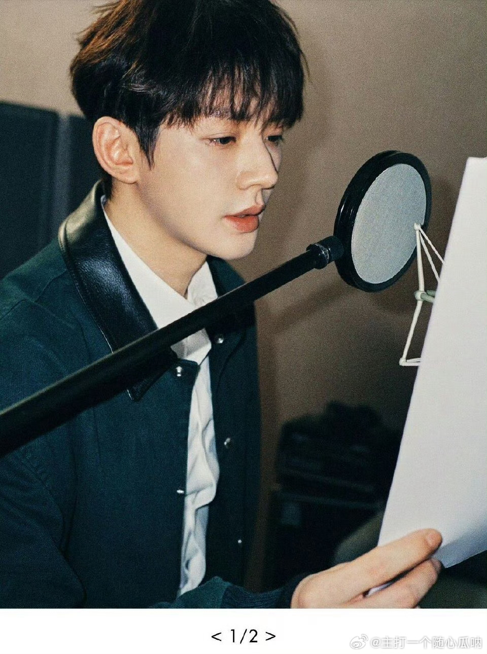 迪奥释出邓为录音棚花絮照，这两张好看的 