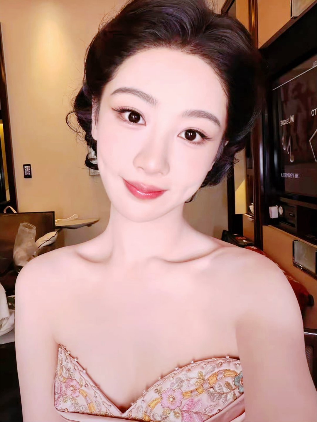杨紫 杨紫董竹君 杨紫玉兰花开君再来 这也太可爱了吧，这么可爱的杨紫宝，杨紫贴贴