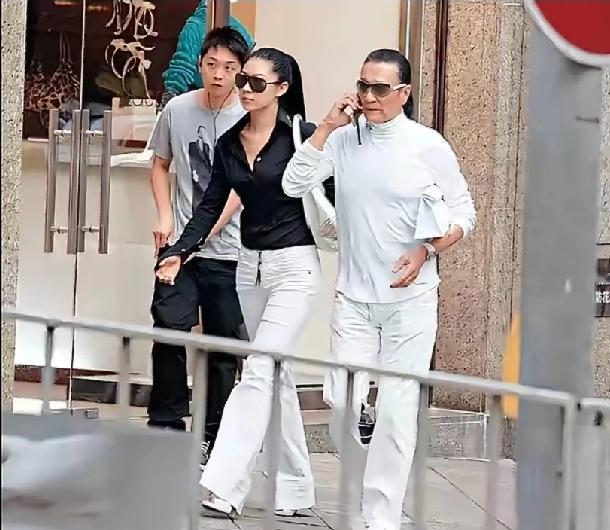 21岁的Coco与69岁的谢贤相恋，享受了十几年优渥生活却最终分手。这段忘年恋让