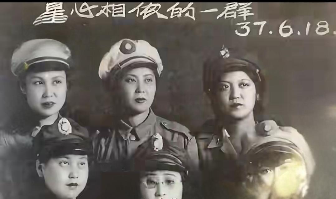 ，有一行字：星心相依的一群    搞不懂这“星心相依”是啥意思！这些女兵胖乎乎的