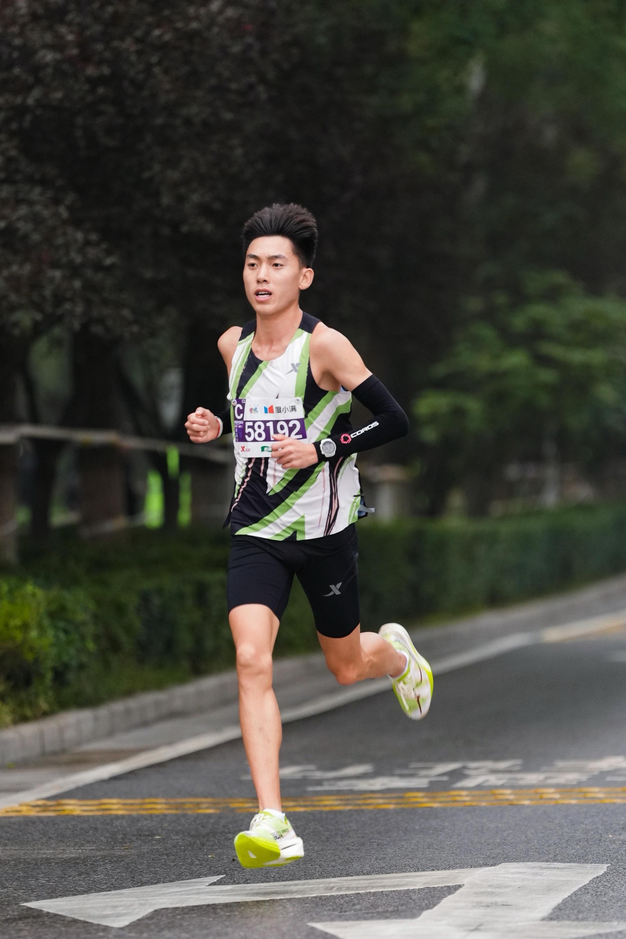 2025西马15公里处，拍到半马第一名张校瑞，一骑绝尘啊…