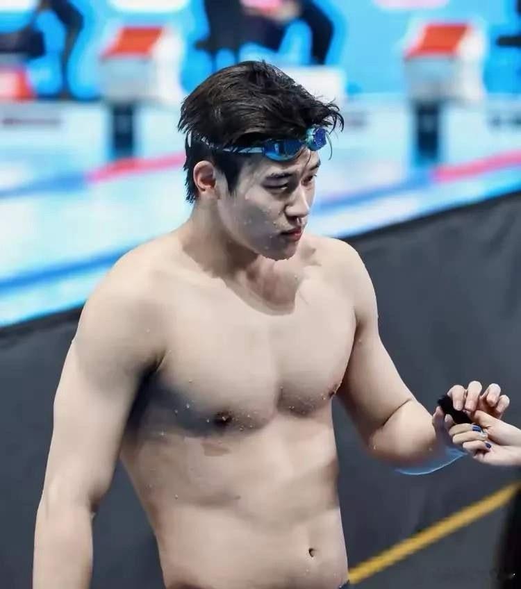 潘展乐告状已经2年了游泳界的“显眼包”潘展乐从2024年巴黎奥运会开始，潘展乐在