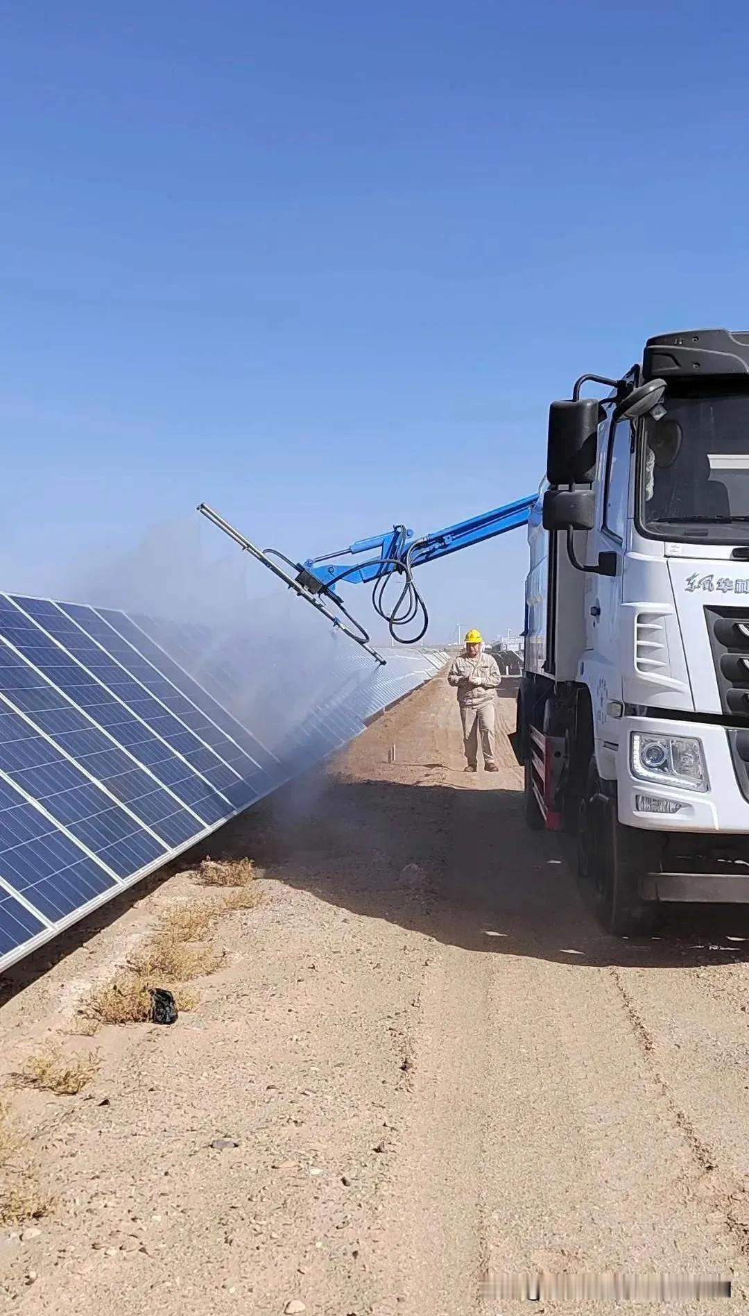 光伏板下生草啦！运用大水量灌溉治沙，将工业水改用于农业，潜力巨大！光伏板下竟然长