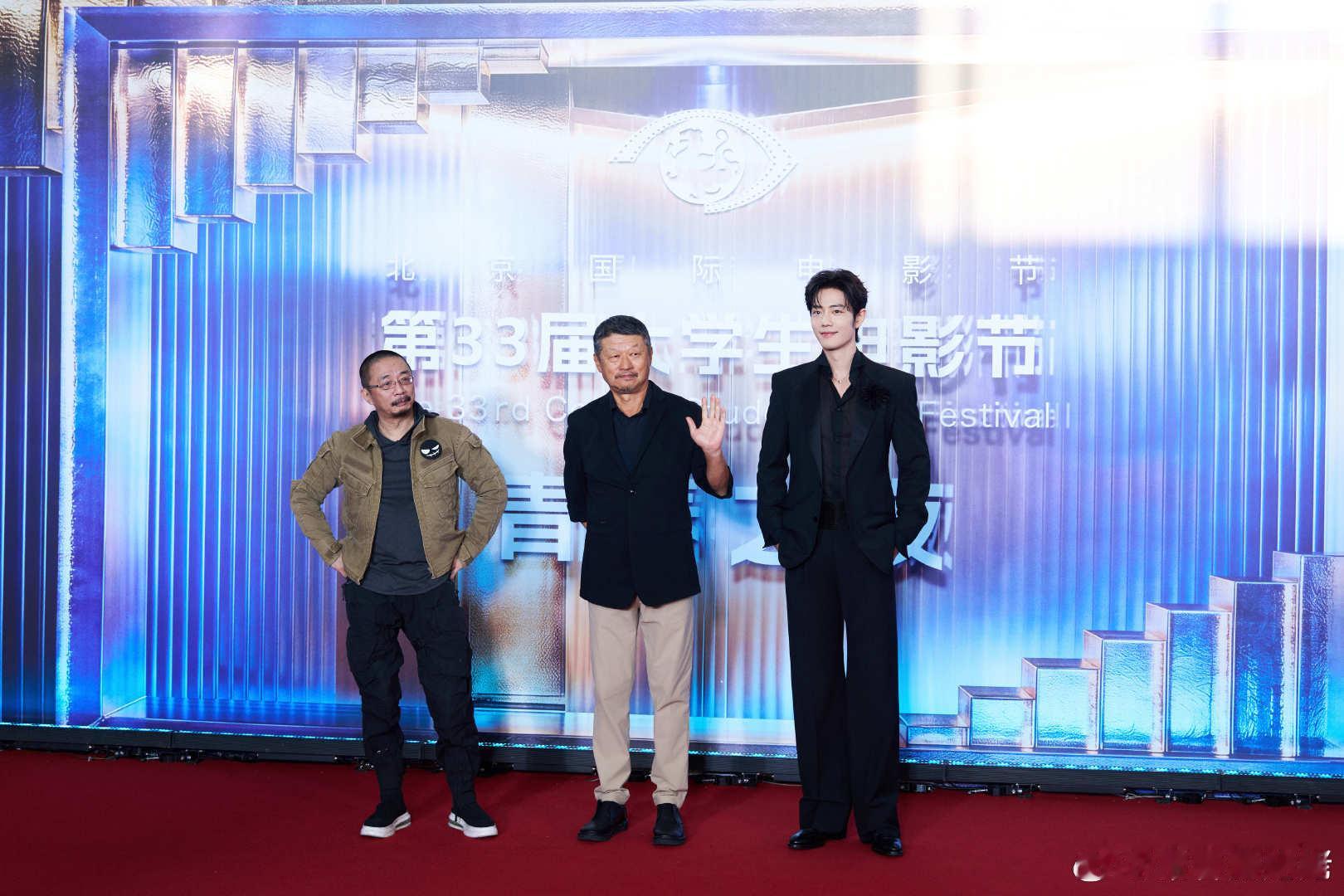 豪放不羁的编剧，老实憨厚的导演，帅气亮眼的男主，他们编织了最好的得闲谨制。 
