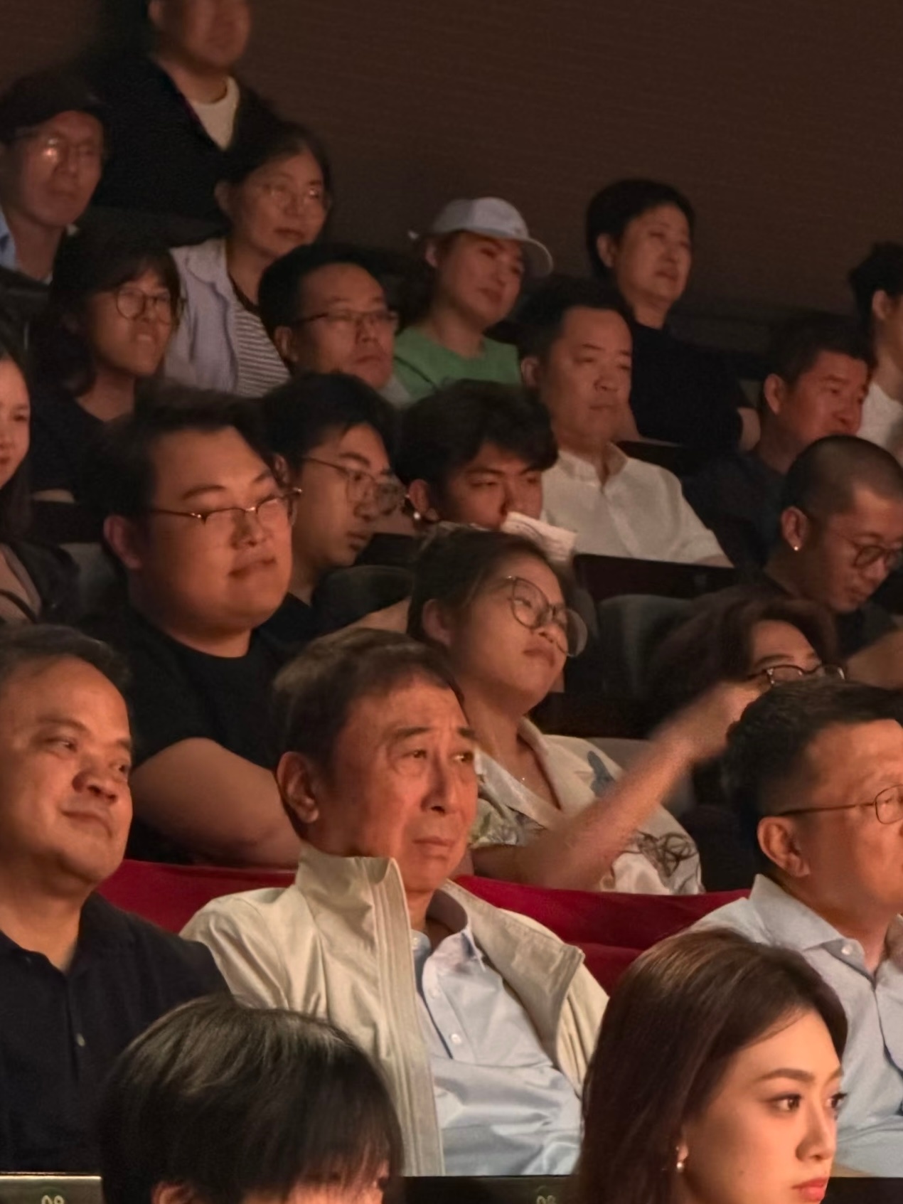 中戏期末汇演偶遇冯巩网友中戏期末月看戏偶遇冯巩！冯巩演我看到烂剧 冯巩老师的表情