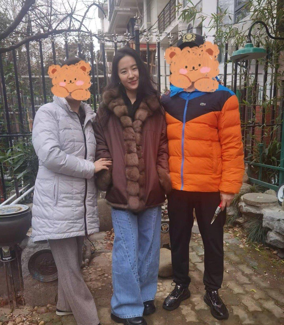 刘亦菲武汉过年与家人合照 好美好美，刘亦菲回武汉和家里人一起过年了[羞嗒嗒]。 