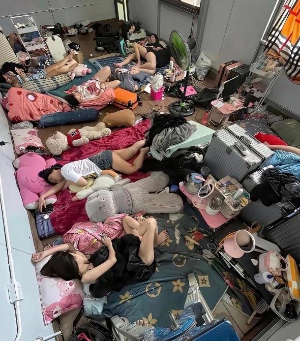 这是什么情况，比工地宿舍还乱 