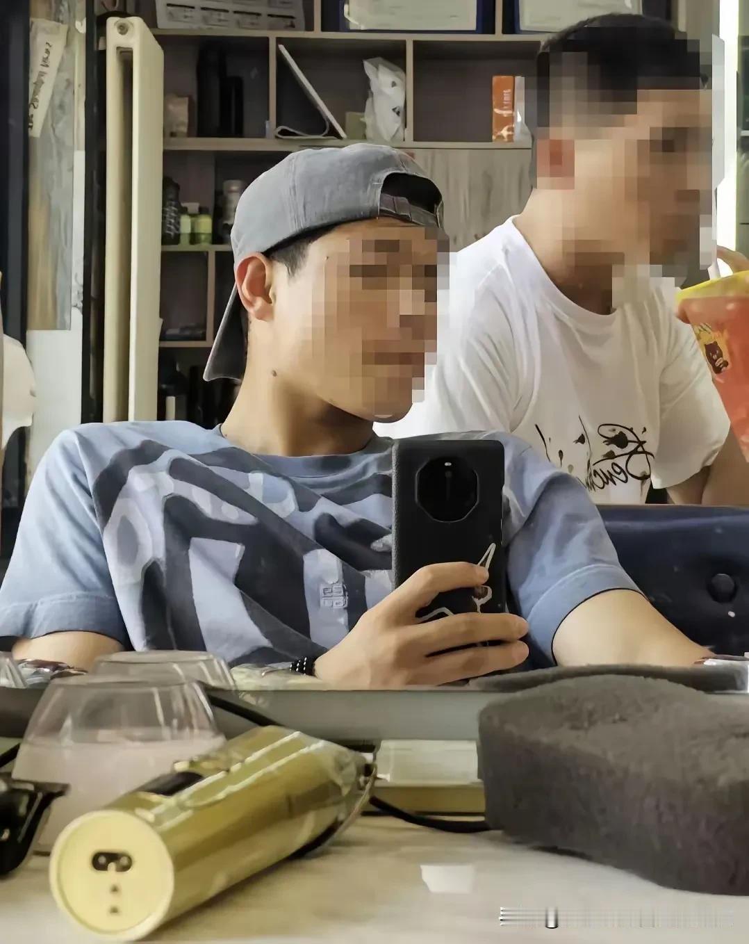 我就说王宝强不可能翻车！
这些《八角笼中》的小演员都出名了、有钱了，还想让人家资