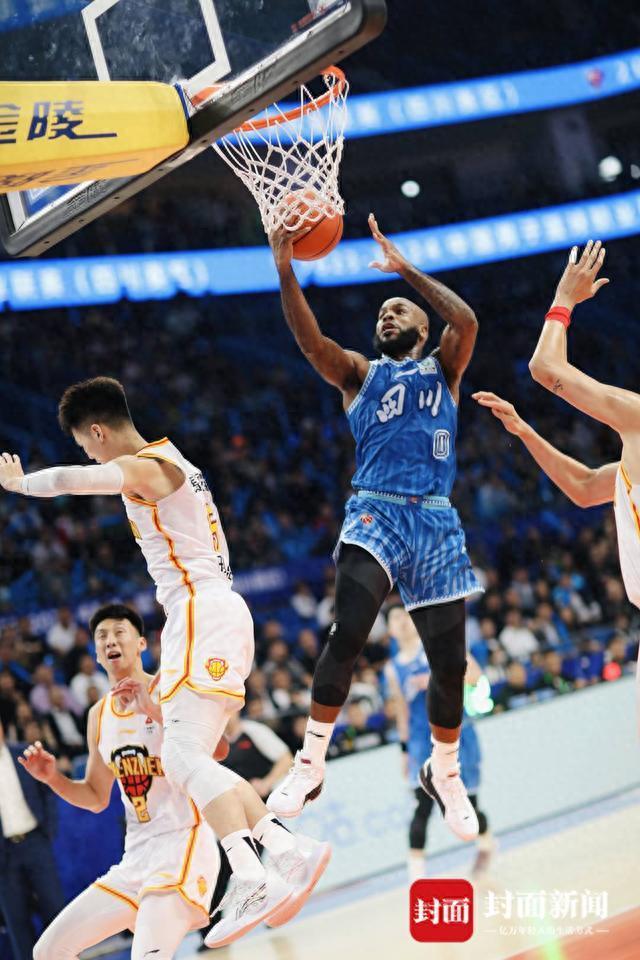 今天是新赛季准入材料提交截止日，据探长了解，此前因长期欠薪备受争议的四川男篮，在