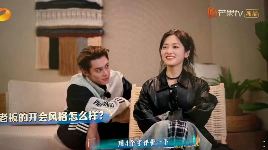 沈月这执行力，不愧是客栈最靠谱的青春合伙人！ 沈月带头拉群给王鹤棣包场亲爱的客栈