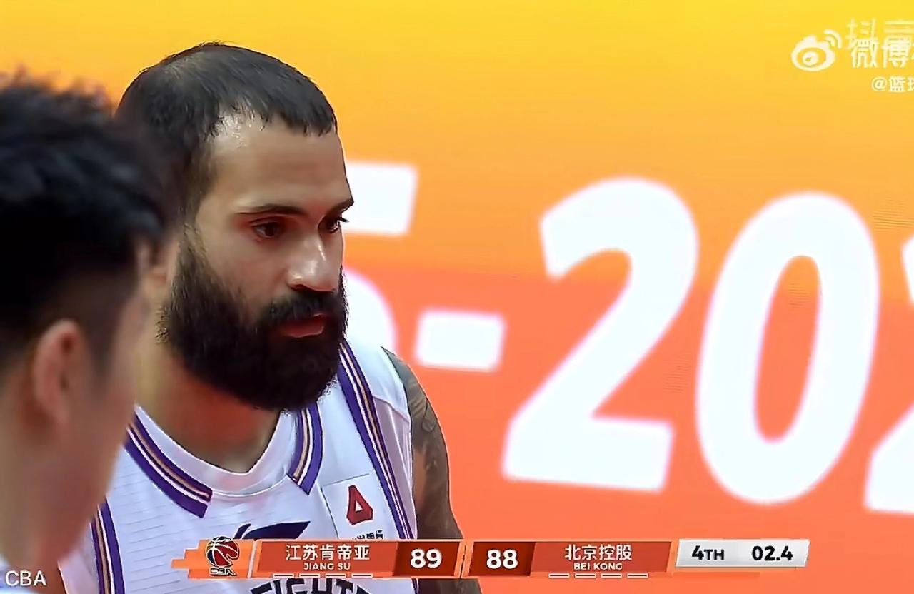 北控男篮后卫廖三宁真会被里勒气疯了！在今天北控男篮客场以88：89不敌江苏肯帝亚