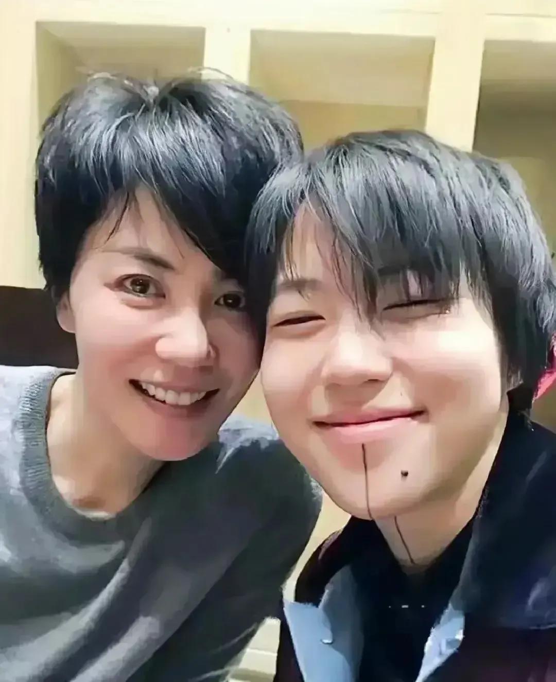 王菲女儿，深夜引发热议！

8月2日深夜，当很多人都已经入睡时，王菲的女儿窦靖童