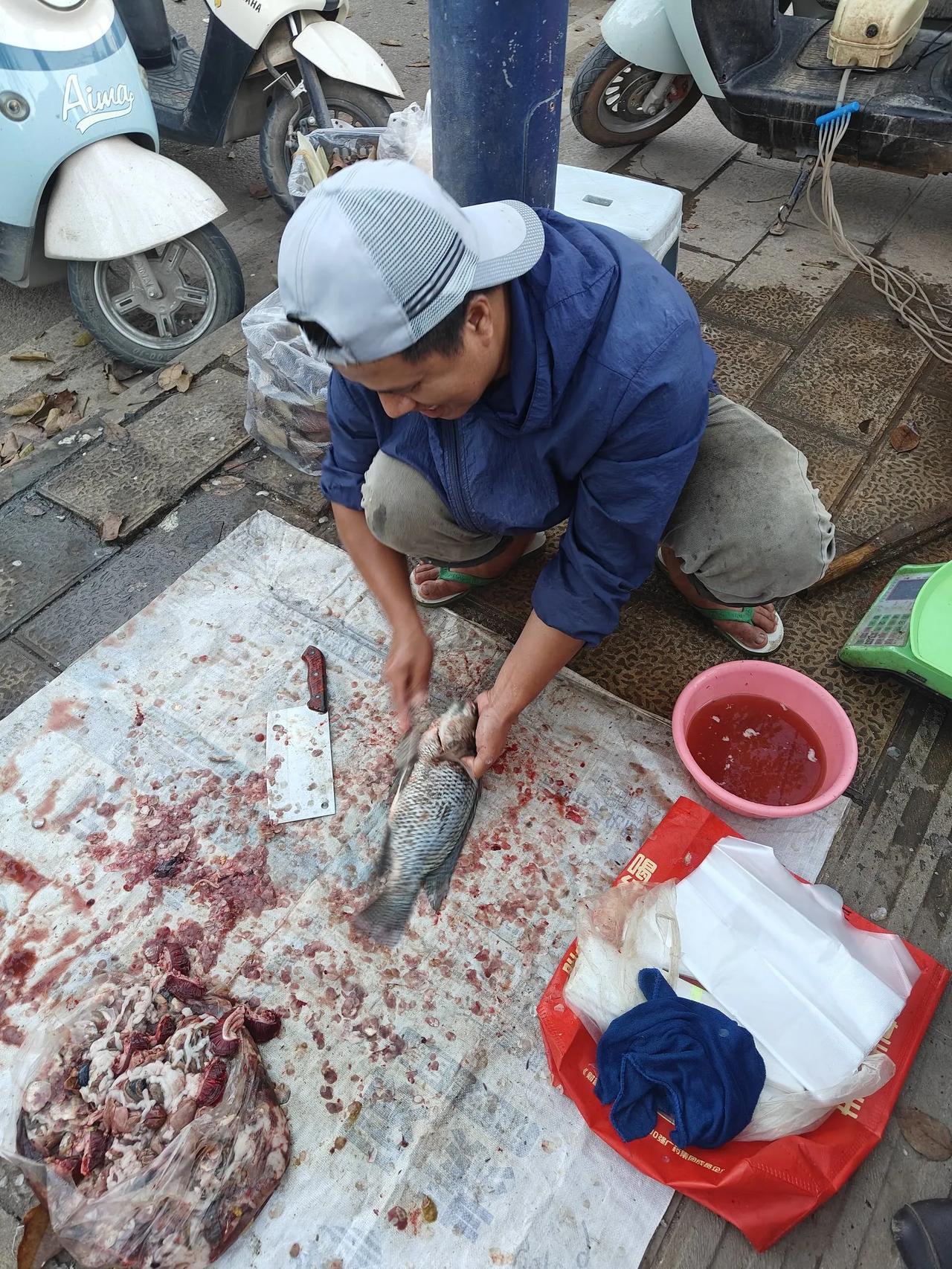 昨天晚上出小区散步，顺着曼沙路往西南坡上走，路两旁也都有超市，傣味烧烤。
不过这