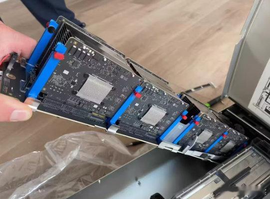 【苹果AI服务器内部结构首曝：M5 系列芯片、2U 机架，Mac Studio 