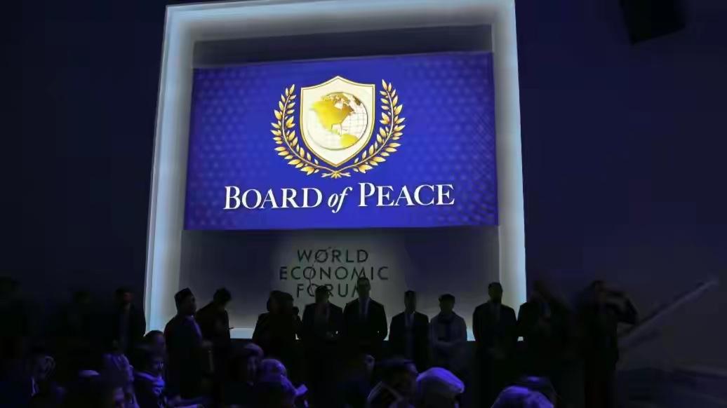 特朗普组建的“和平委员会”的标志，果然很美国，也很特朗普。
金色是特朗普喜欢的颜