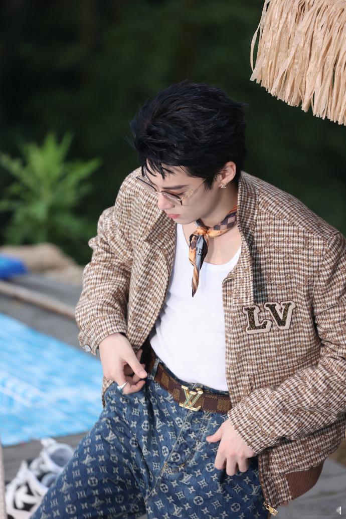 #王鹤棣扯领带这一下##王鹤棣多彩世界肆意嗨玩# 王鹤棣扯领带的瞬间，在MV花絮