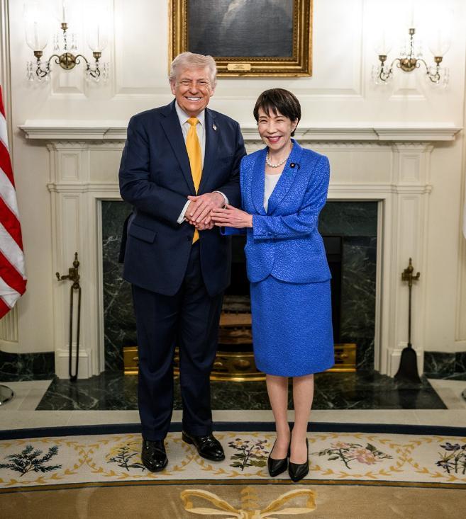 日本首相高市早苗访美期间，在白宫与特朗普的会面照片曝光后，日本国内舆论炸开了锅—