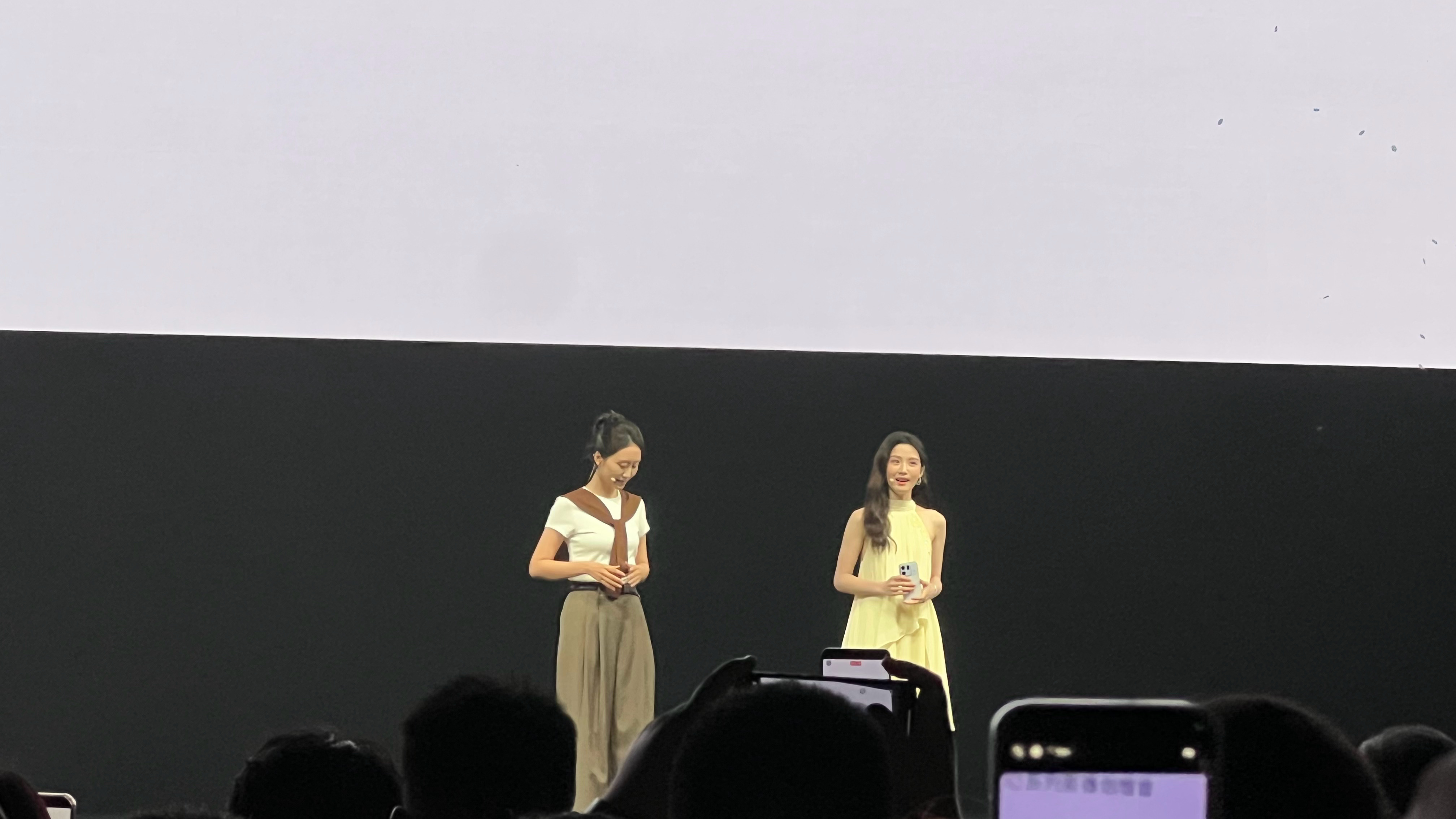 OPPO Find X10系列影像创想官卢昱晓来了！她真的太甜了想跟她一起去西双