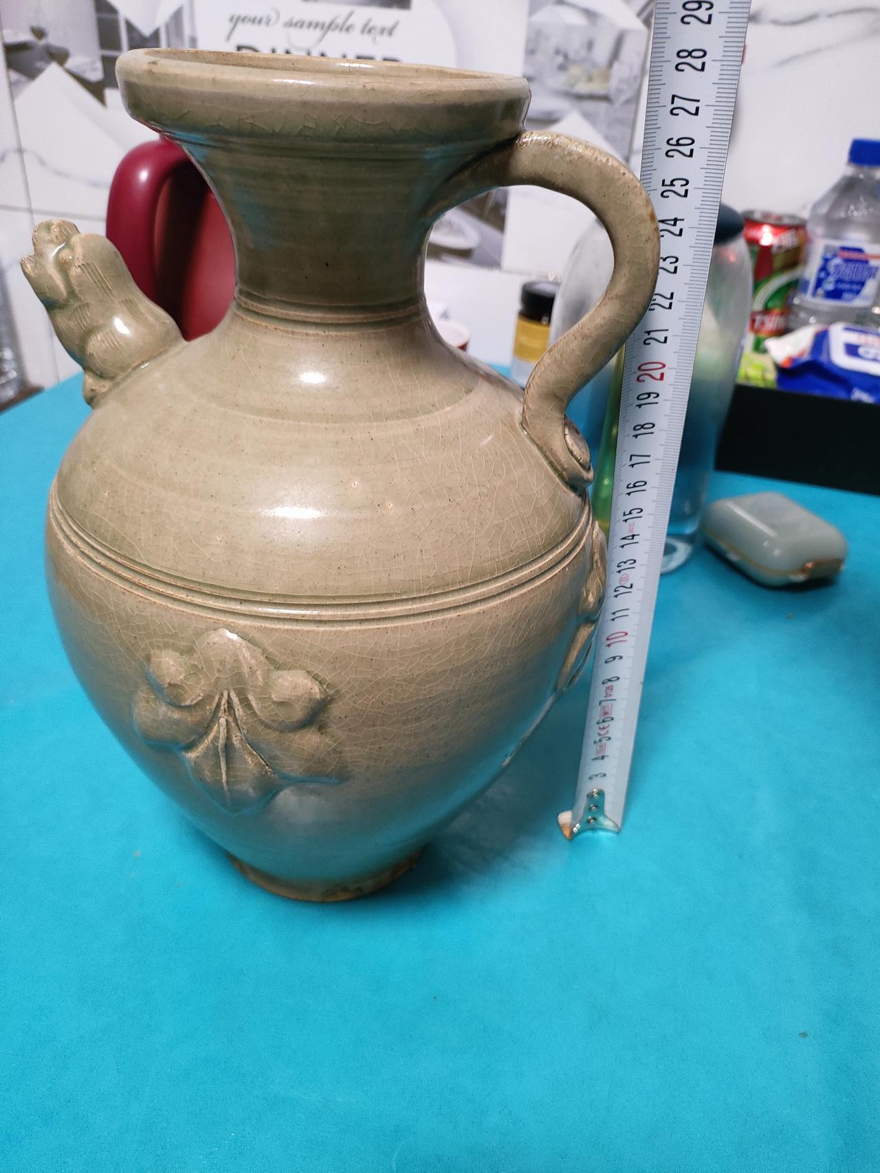 五代耀洲窑青釉狮首流贴花执壶鉴赏！器物综合鉴评：五代耀州窑（黄堡窑）青釉狮首流贴