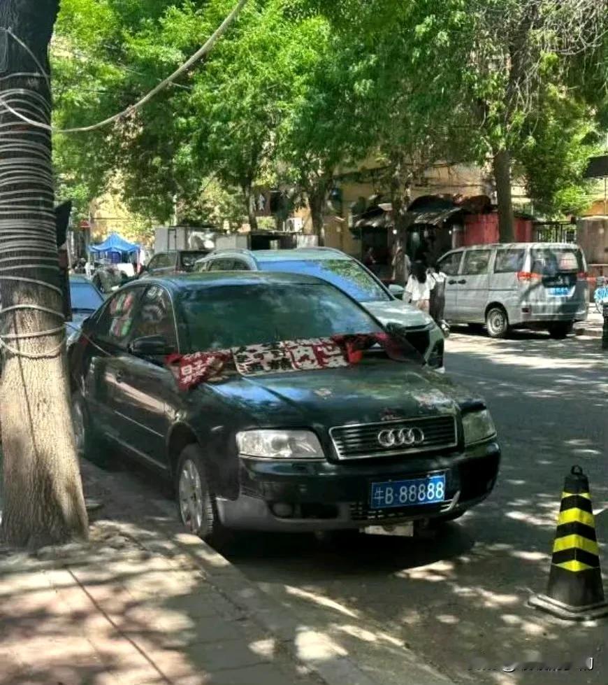 这样的车，交警和城管
好像都管不了
城管来了，就关上
交警来了，就打开