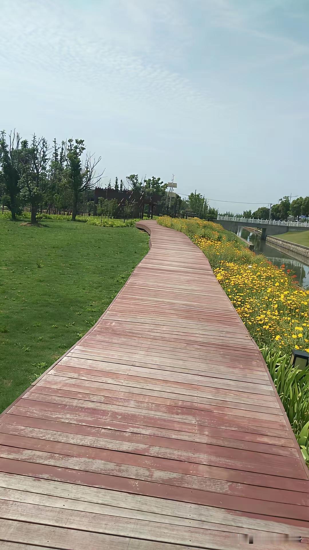 现在大环境不好，真心劝大家不要轻易借钱
我家一个亲戚，还是比较亲的。6年前买车钱