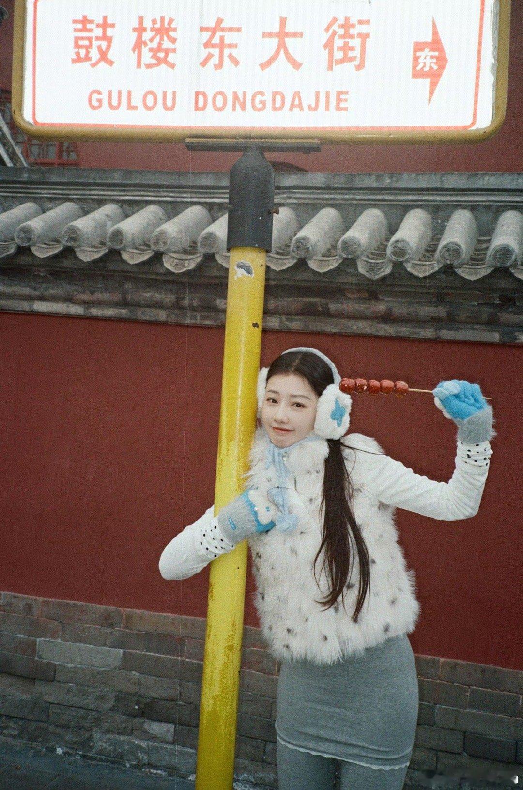 谁能想到王鹤润本人还在西藏录制种地吧，结果打开手机震惊，工作人员失误用她账号去评