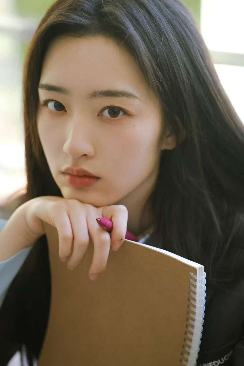 邓恩熙校园女主脸  邓恩熙就是妥妥的校园女主脸吧！这冲出屏幕的青春感，学姐请和我