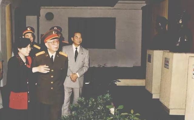 1996年，时任军委副主席刘华清上将在时任江西省委书记的陪同下参观八一南昌起义纪