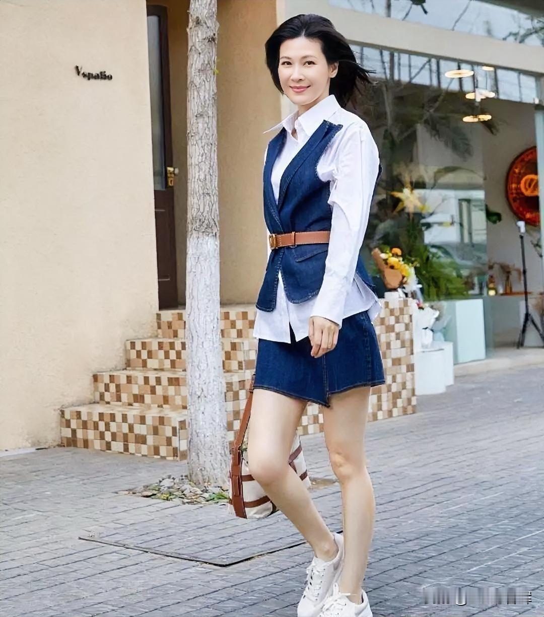 都市街角，步履轻盈，笑意点亮晨光。
