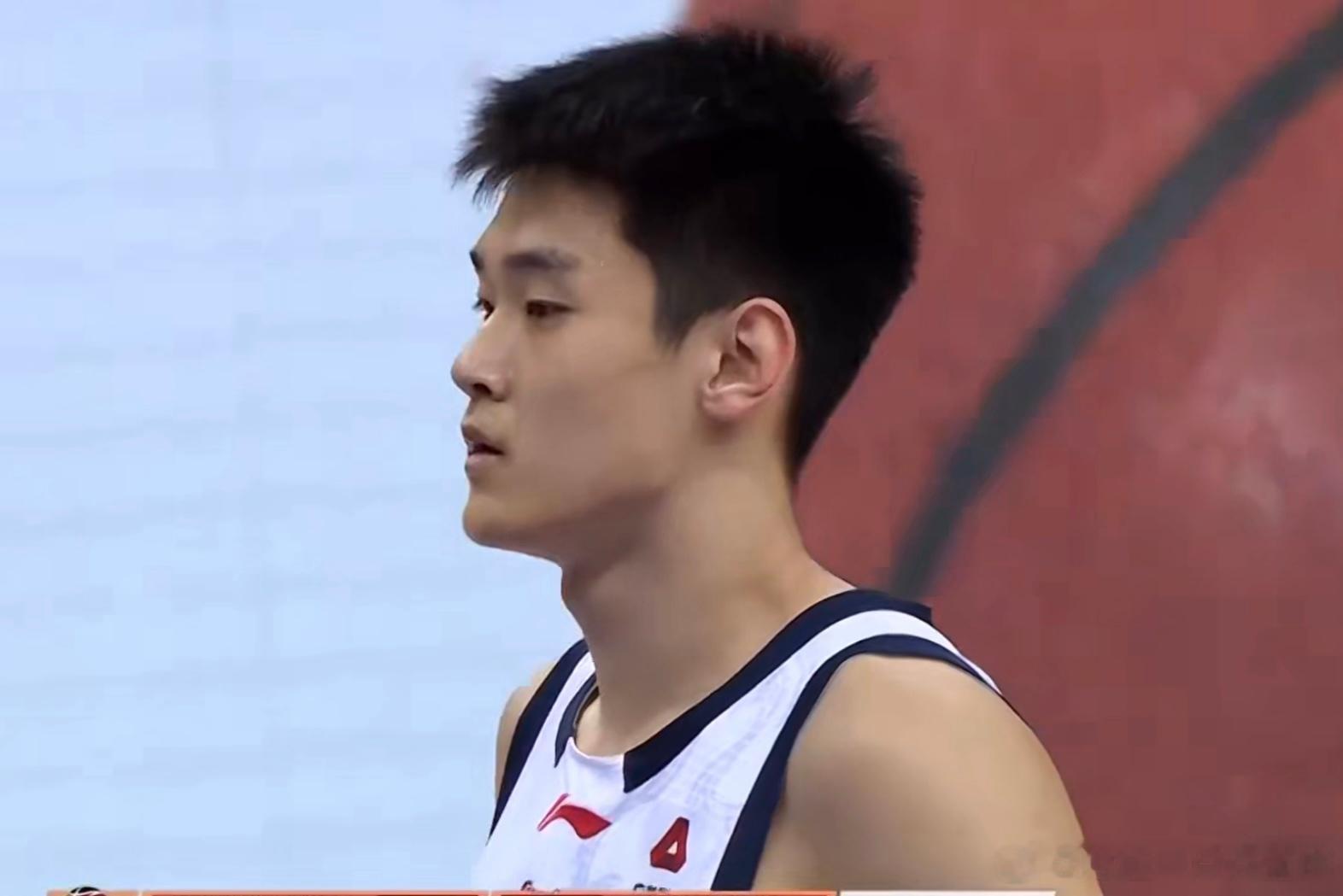 半场战罢，广东宏远客场50-58暂时落后青岛男篮，8分的分差背后，是篮板球被完爆