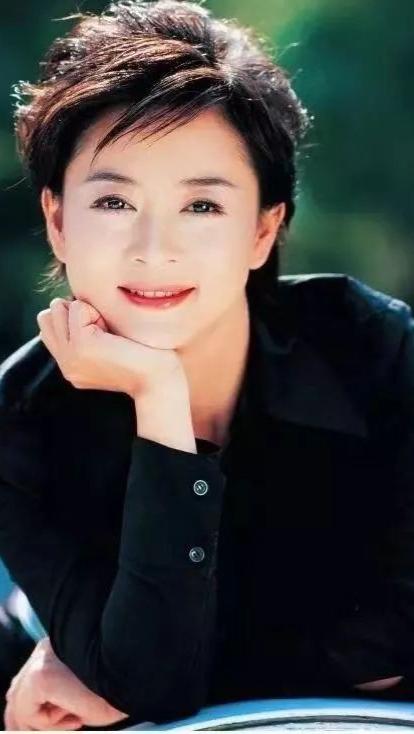 张齐，第六届金话筒奖得主，云南广播电视台原首席主持人、播音指导 。长期主播《云南