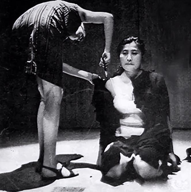 她把自己麻醉6小时任人摆布，浑身赤裸面对观众人性到底能多恶？

1974年，玛丽