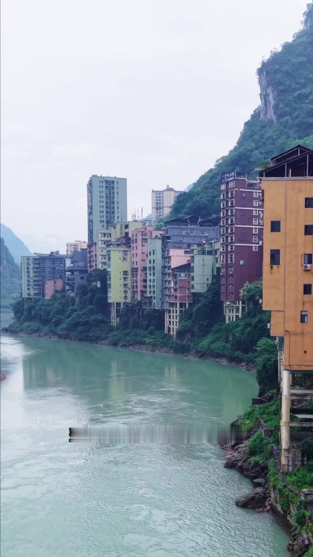 云南昭通盐津县有多绝？🌾云南昭通盐津县，城区被两山夹在河谷里，最窄仅30米，最