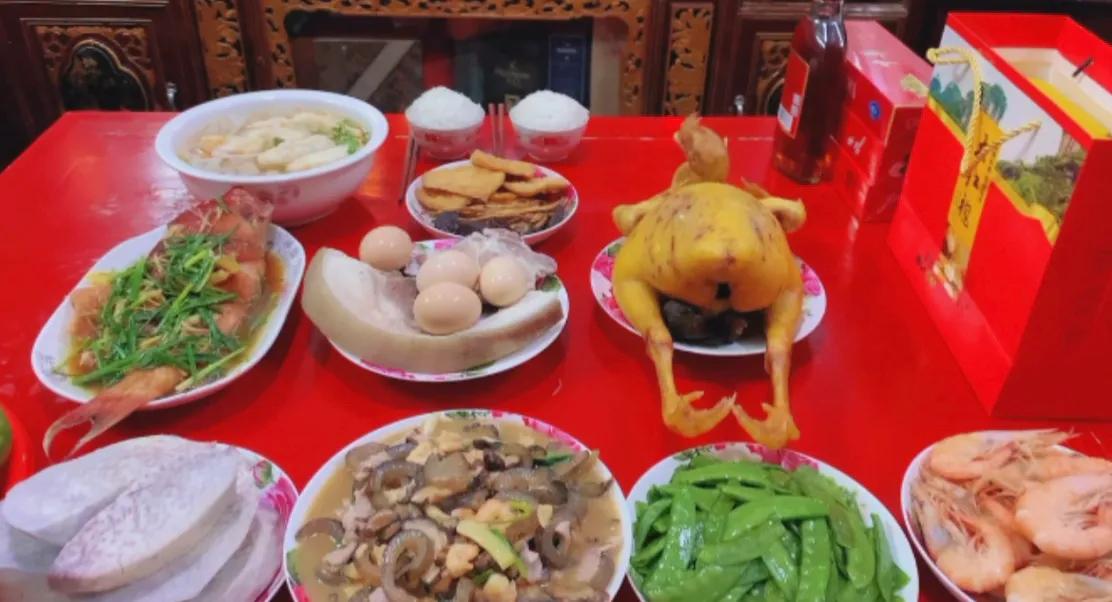 中秋节是中国名族传统佳节。
阿敏带大家了解潮汕人过中秋！很多朋友都想不明白为什么