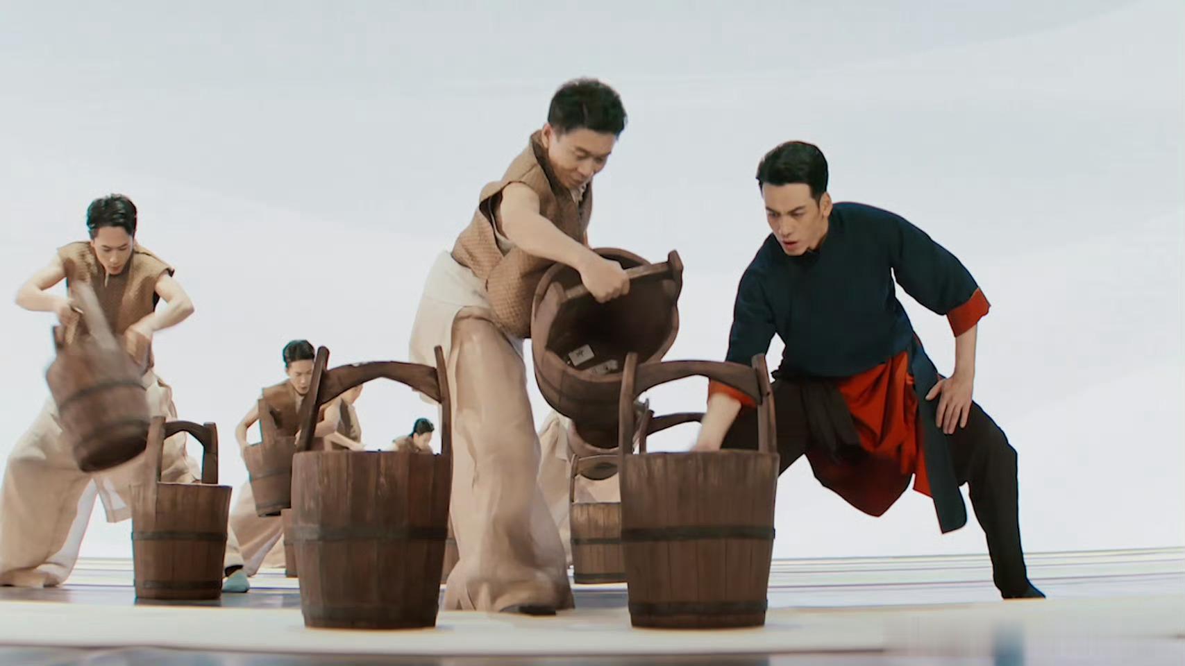 山东春晚舞剧大染坊每帧都是壁纸这是什么视觉盛宴！刘迦领衔演绎《大染坊》，舞者们的