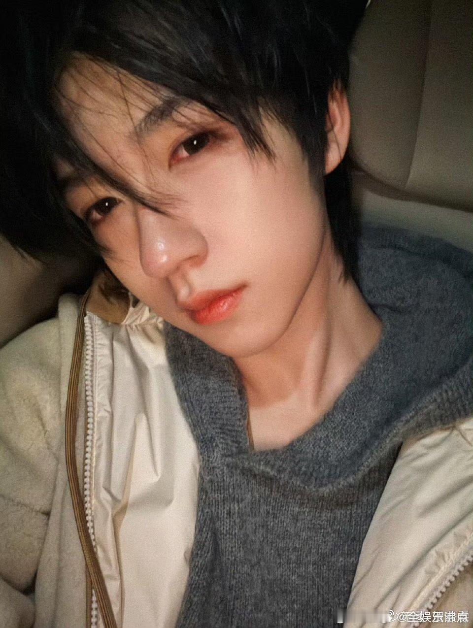 贺峻霖看到了粉丝8年前的许愿牌八年之约，如期而至，贺峻霖与粉丝的双向感动 贺峻霖