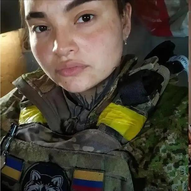 哥伦比亚女雇佣兵丹妮埃拉在扎波罗热方向被俄军俘虏时，身上还留着战场上的止血带。这