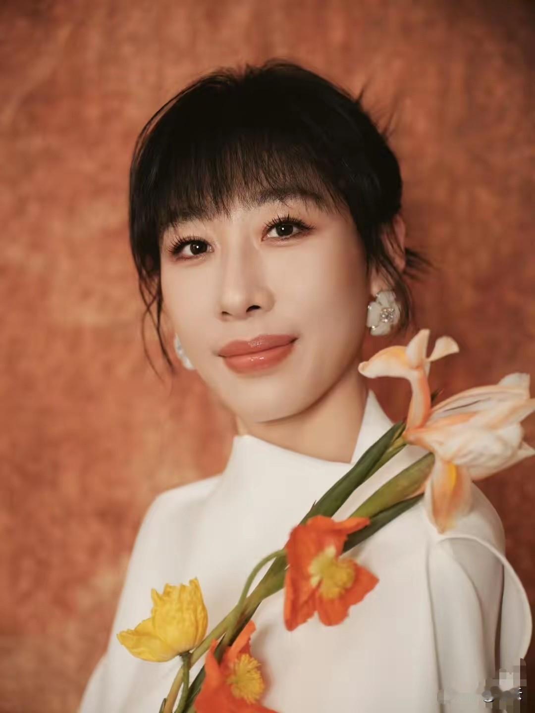 不出意外，
意外又发生了，
东方卫视跨年演唱会上，任素汐登场，而一开唱后，突然发