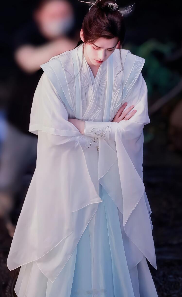 这就是翩翩公子，杀人…温润如玉吗美翻了，感觉这个有一种剧里都没拍出的美感龚俊 暗