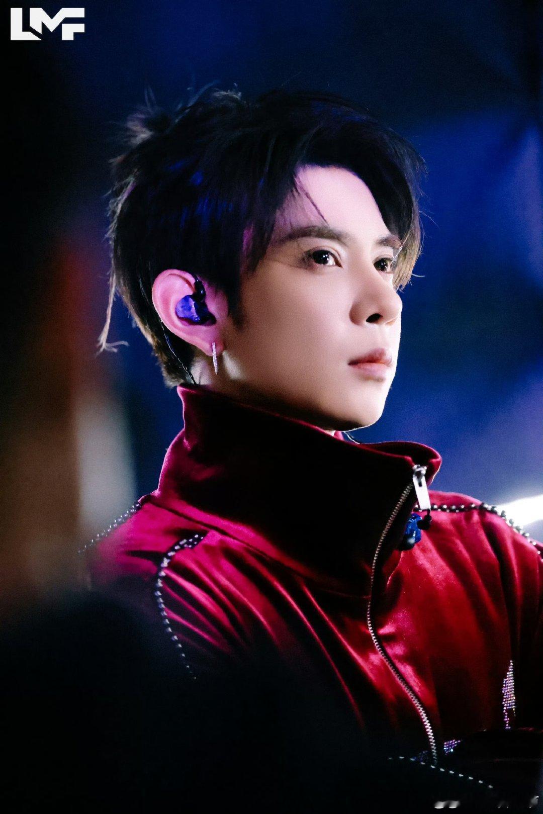 红色战袍，强者风范。往舞台上一站，就是满满的自信与气场。爱上音乐节e如反掌 ​​