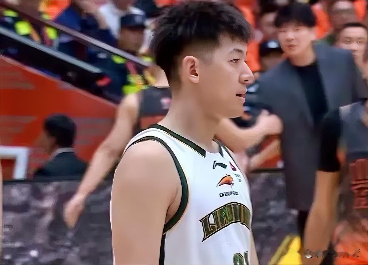辽篮战胜山东，1.83 米小后卫让高速体育馆鸦雀无声，2.14 米大中锋辣眼睛，