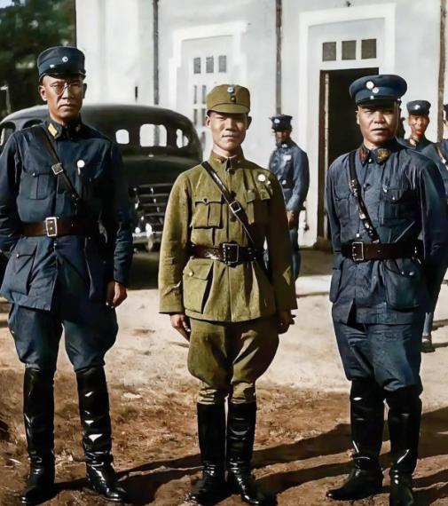 25万大军，城里还有200万老百姓，外头是百万解放军铁桶般的包围。1949年1月