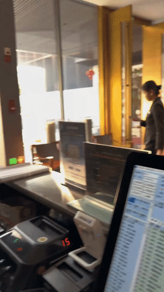 同事之间，其实也喜欢开玩笑？
这和年龄大小没关系。
毕竟每个人都有一颗童心。