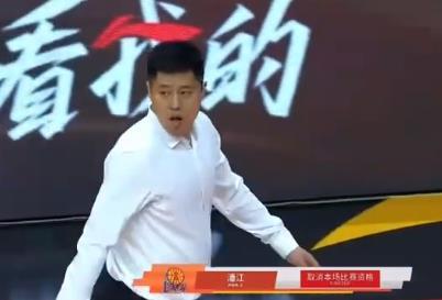 山西队主教练潘江真是老实人被欺负啊！因表达对裁判的不满被停赛三场，还被罚款6万元