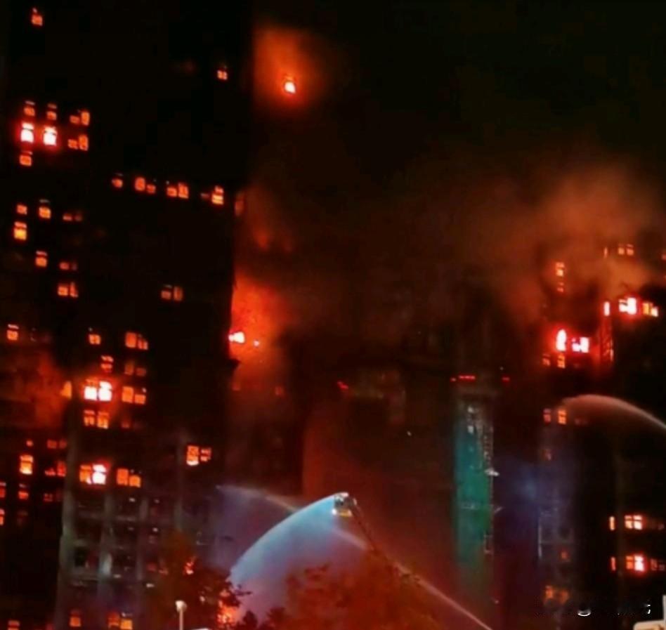 香港大埔火灾，截至27日下午3时，火灾遇难人数已增至55人。警方已拘捕3名相关工