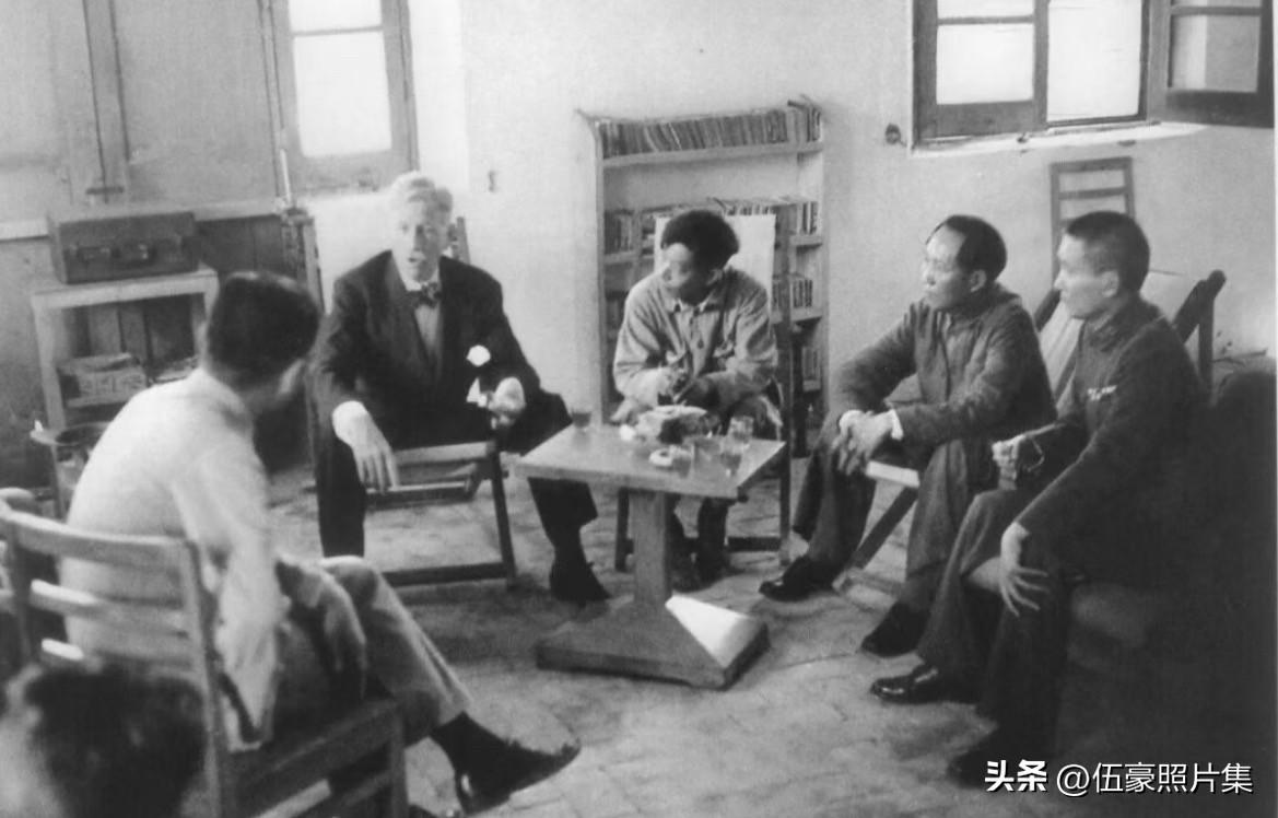 1945年8月27日，延安，国共双方和美方交谈的场景，摄影者徐肖冰。左起：周恩来