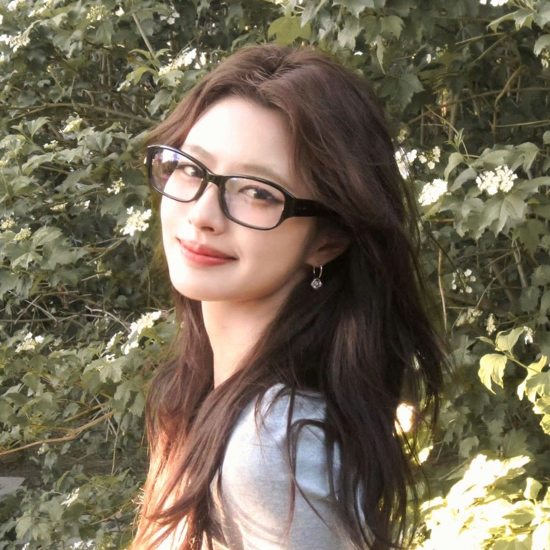 徐若晗 挂脸 杀青照里她笑得眼睛弯弯，那种“终于拍完了”的开心全挂在脸上。玉簟秋